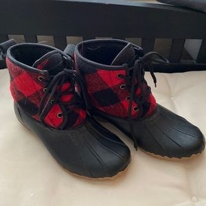 Red/black plaid flannel waterproof boots